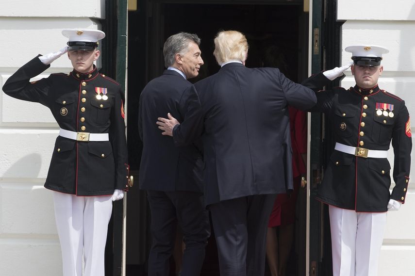 El presidente Donald&nbsp;Trump recibe a su homólogo argentino, Mauricio Macri, a su llegada a la Casa Blanca.