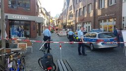 Agentes de policía acordona una calle en el centro de Münster, Alemania.