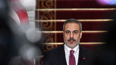 El ministro de Asuntos Exteriores de Turquía, Hakan Fidan, habla durante una conferencia de prensa conjunta con el ministro de Asuntos Exteriores egipcio en El Cairo el 14 de octubre de 2023. &nbsp;