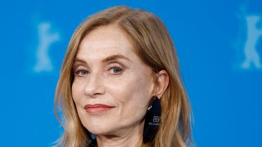 La actriz francesa Isabelle Huppert posa para una sesión fotográfica para la película Yeohaengjaui pilyo (Las necesidades de un viajero) presentada en competición en la 74ª edición de la Berlinale, el 19 de febrero de 2024 en Berlín.