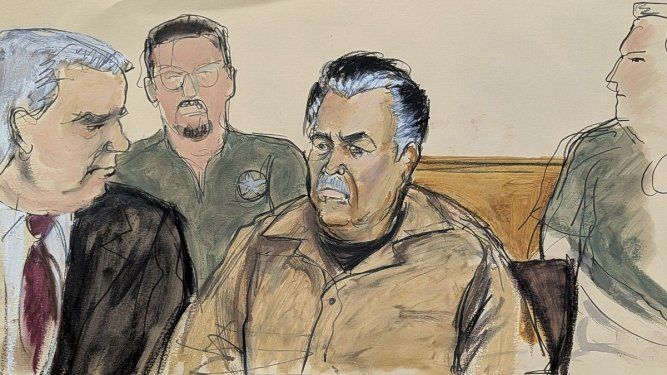 En este retrato, Ismael El Mayo Zambada, en el centro, aparece sentado junto a su abogado defensor Frank Perez, en el tribunal federal del distrito de Brooklyn, en Nueva York, el 13 de septiembre de 2024.&nbsp;