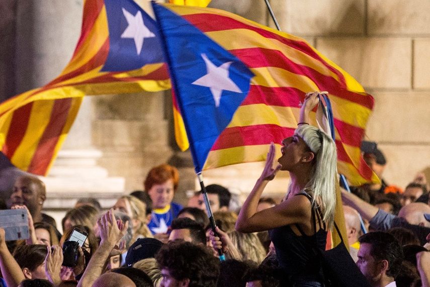 Personas celebran la unilateral declaración de independencia de&nbsp;Cataluña.&nbsp;
