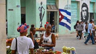 Cubanos compran comida en una calle de La Habana, el 14 de enero de 2025.