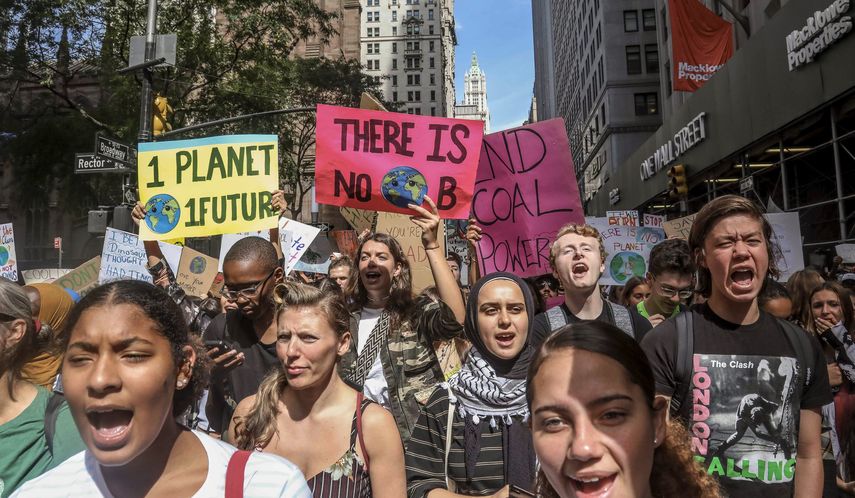 Activistas de cambio clim&aacute;tico participan en una manifestaci&oacute;n como parte de una protesta juvenil mundial contra el cambio clim&aacute;tico, el viernes 20 de septiembre del 2019, en Nueva York.&nbsp;