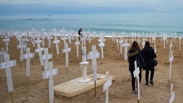 La playa del Fortí de Vinaròs (Valencia, España) acoge esta semana una macroexposición con 731 cruces que representan a las&nbsp;mujeres asesinadas en crímenes de violencia de género desde 2007.