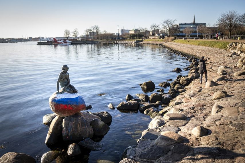 La escultura de la Sirenita, el emblema de Copenhague y Dinamarca, se muestra el 2 de marzo de 2023 en Copenhague después de haber sido destrozada con la bandera rusa pintada en la piedra en la que se sienta.