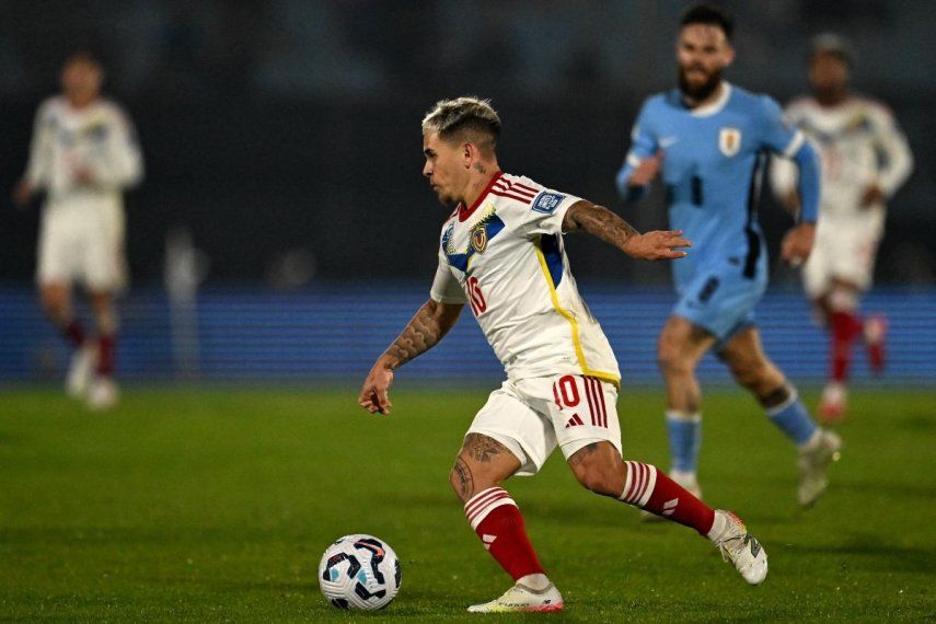 El venezolano Yeferson Soteldo maneja el balón en un partido ante la selección de Uruguay, el 10 de junio de 2025.