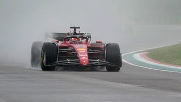 El piloto Charles Leclerc, de Ferrari, conduce bajo la lluvia en la sesión de práctica para el Gran Premio Emilia Romagna de la Fórmula Uno, en el circuito Dino y Enzo Ferrari, en Imola, Italia, el viernes 22 de abril de 2022.&nbsp;