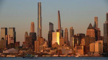 La luz del sol se refleja en los edificios del distrito de Manhattan en Nueva York, visto desde el muelle de Weehawken en Nueva Jersey, el 22 de marzo de 2023.