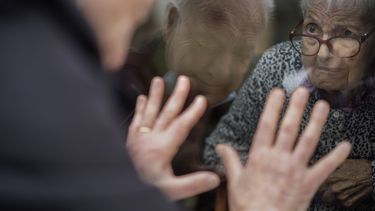 Xavier Antó, de 90 años, habla con su esposa Carmen Panzano, de 92, a través de una ventana en el asilo donde ella vive en Barcelona, España, el 21 de abril de 2021. La casa de ancianos tomó estas medidas para proteger a sus residentes del coronavirus.&nbsp;