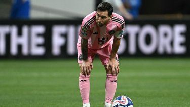 El delantero argentino del Inter Miami, Lionel Messi, se prepara para patear un tiro libre durante el partido del Grupo A de la Copa Mundial de Clubes de la FIFA 2025 entre su equipo y el FC Porto de Portugal, en el estadio Mercedes-Benz de Atlanta, el 19 de junio de 2025.&nbsp;