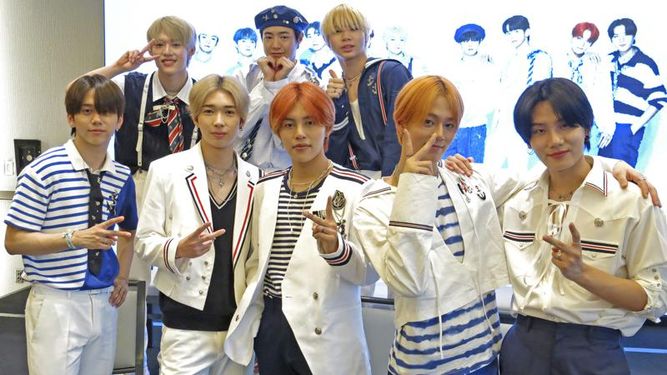 Los integrantes de la banda coreana-japonesa T1419 posan durante una entrevista en la Ciudad de México el 7 de julio de 2022. De izquierda a derecha, atrás, Kairi, Gunwoo y Kio; al frente, Kevin, Leo, Noa, On y Sian.&nbsp;