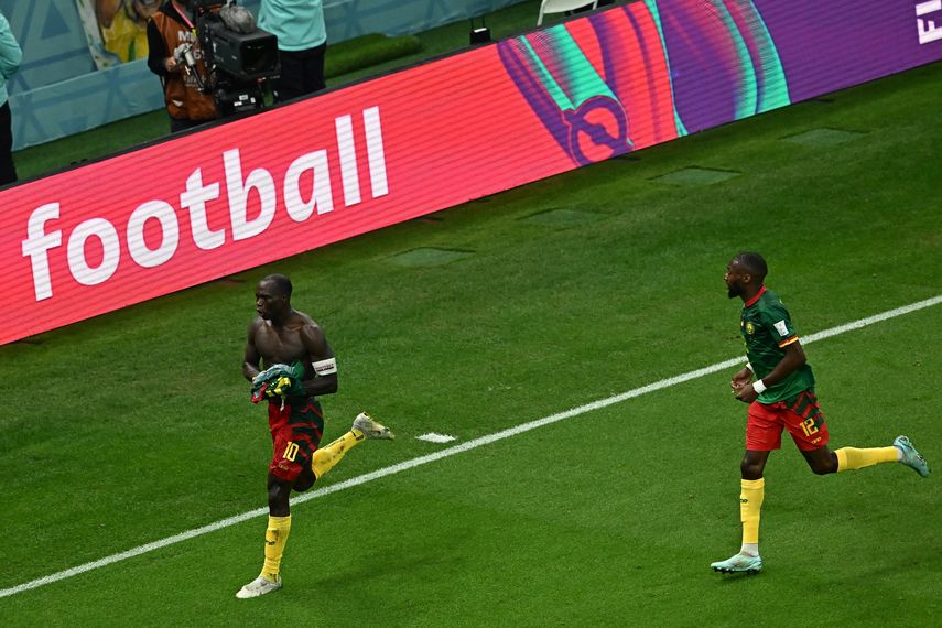 El delantero de Camerún, Vincent Aboubakar, celebra luego de anotar el único gol del compromiso de su selección frente a Brasil en el Mundial de Catar.