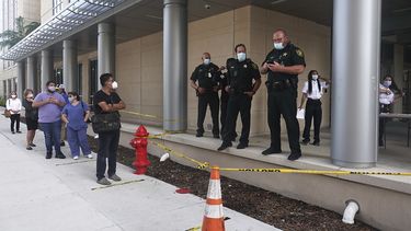 Agentes de polic&iacute;a en Fort Lauderdale brindan informaci&oacute;n a personas en la entrada de la corte estatal. &nbsp; &nbsp; &nbsp;