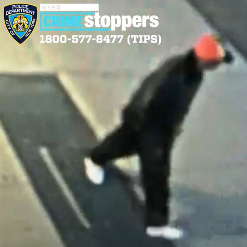 En imagen del viernes 23 de abril de 2021, tomada de una videocámara de seguridad y que ha sido difundida por el Departamento de Policía de la Ciudad de Nueva York, muestra a un hombre no identificado que la policía busca tras la agresión contra un asiático de 61 años en el barrio de East Harlem, en Nueva York.&nbsp;
