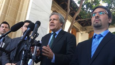 El secretario general de la OEA, Luis Almagro (c), junto al vicepresidente del Parlamento venezolano, Luis Florido (der.), durante la rueda de prensa.