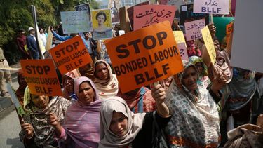 Fotograf&iacute;a de archivo del 8 de marzo de 2020 de activistas paquistan&iacute;es participando en una manifestaci&oacute;n por el D&iacute;a Internacional de la Mujer en Lahore, Pakist&aacute;n.