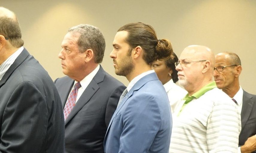 Pablo Lyle (al centro) escucha la decisión del juez.