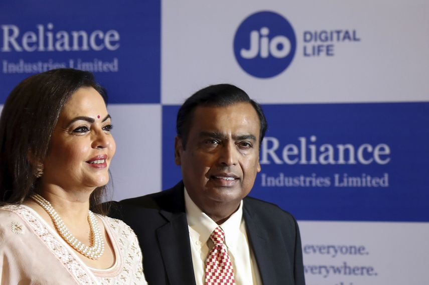 El prersidente de Reliance Industries, Mukesh Ambani, con su esposa Neeta Ambani en un evento en Mumbai, India.&nbsp;