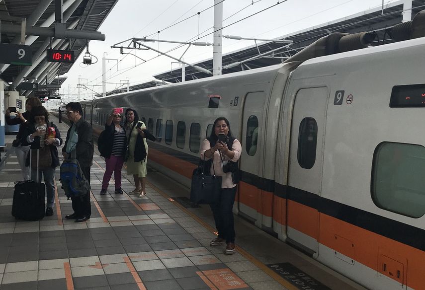 Vista de un tren en una estación en Taiwán.