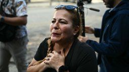 Atali Cabrejo, la madre del encarcelado Juan José Freitas, de 35 años, de Vente Venezuela, gesticula cerca de la entrada de El Helicoide tras el anuncio del régimen de liberar a presos políticos. Atali Cabrejo, la madre del encarcelado Juan José Freitas, de 35 años, de Vente Venezuela, gesticula cerca de la entrada de El Helicoide tras el anuncio del régimen de liberar a presos políticos.