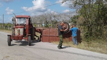 Vista de la carreta remolcada por un tractor que se volcó en la zona central de Cuba con saldo de 12 heridos, uno de ellos de gravedad.
