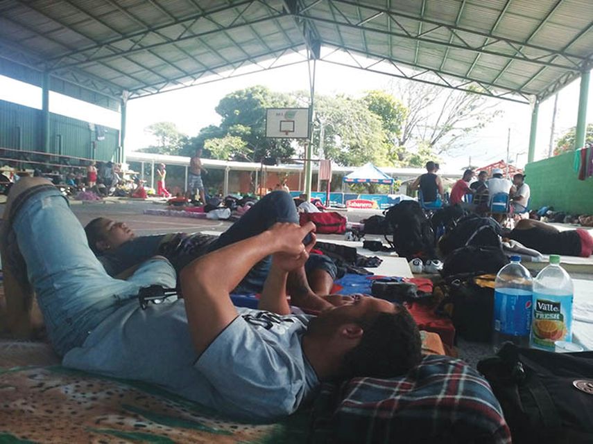 Cubanos en un albergue en un colegio de La Cruz, Guanacaste, 20 km al sur de Peñas Blancas. (CORTESÍA DE ESDREY ROURA)