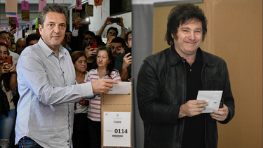 Los candidatos presidenciales Sergio Massa y Javier Milei durante la jornada de elecciones en Argentina el 19 de noviembre de 2023.&nbsp;