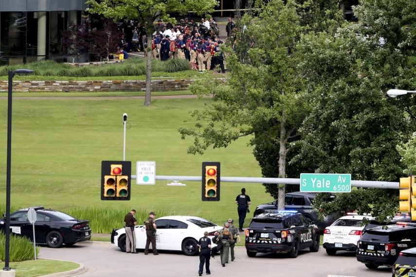 Momentos en que la policía acude a los terrenos del Saint Francis Health System en Tulsa, donde un hombre mató a cuatro personas y luego se suicidó.&nbsp;