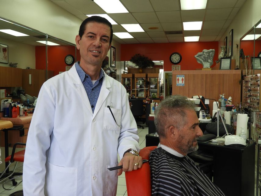 Leonardo Basario es dueño del salón de belleza Sensation Beauty Salon.