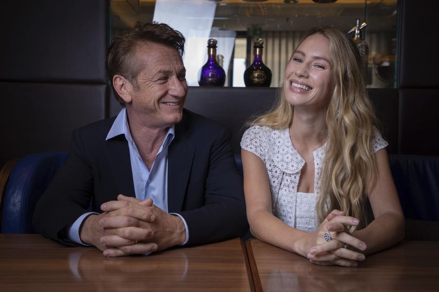 Sean Penn y Dylan Frances Penn posan durante una entrevista sobre su película Flag Day en el Festival de Cine de Cannes, en el sur de Francia, el sábado 10 de julio de 2021.&nbsp;