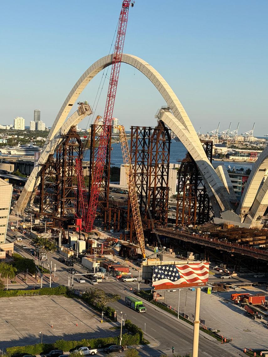 Vista de la construcción del Signature Bridge donde tuvo lugar el accidente en el que un obrero perdió la vida.