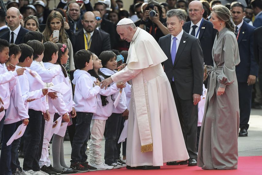 &nbsp;El papa&nbsp;Francisco&nbsp;(c) saluda a un grupo de niños junto al presidente de Colombia, Juan Manuel Santos 82d), y su esposa, María Clemencia de Santos (d), a su llegada a la base aérea de Cata, Colombia.&nbsp;