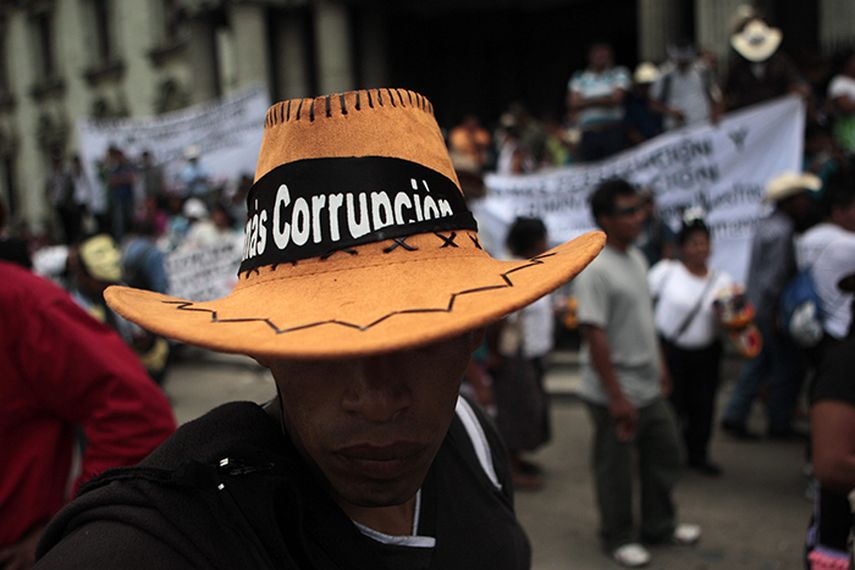 Organizaciones campesinas se manifiestan en Ciudad de Guatemala para rechazar la corrupción estatal y solicitar la renuncia del jefe de Estado, Otto Pérez Molina. (EFE)