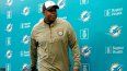 El gerente general de los Dolphins de Miami, Chris Grier, abandona una conferencia de prensa durante el draft de la NFL en su edición 2023.