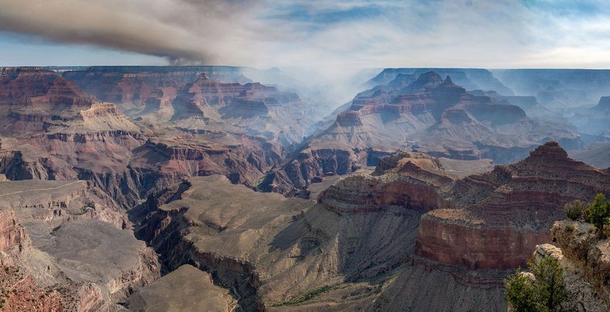 Esta imagen publicada por el Servicio Nacional de Parques del Gran Cañón a través de X el 12 de julio de 2025 muestra humo del incendio Dragon Bravo en el Borde Norte del Parque Nacional Gran Cañón en Arizona.