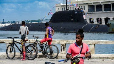 La gente mira el submarino de propulsión nuclear Kazán, parte del destacamento naval ruso que visita Cuba, después de su llegada al puerto de La Habana el 12 de junio de 2024. El submarino ruso de propulsión nuclear Kazán, que no portará armas nucleares, y Otros tres buques de la Armada rusa, atracarán en la capital cubana del 12 al 17 de junio.
