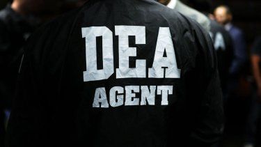 Un agente de la DEA asiste a la conferencia con la Fiscal General de EEUU, Pam Bondi, para anunciar la declaración de culpabilidad del cofundador del Cártel de Sinaloa, Ismel El Mayo Zambada García, en la ciudad de Nueva York el 25 de agosto de 2025.