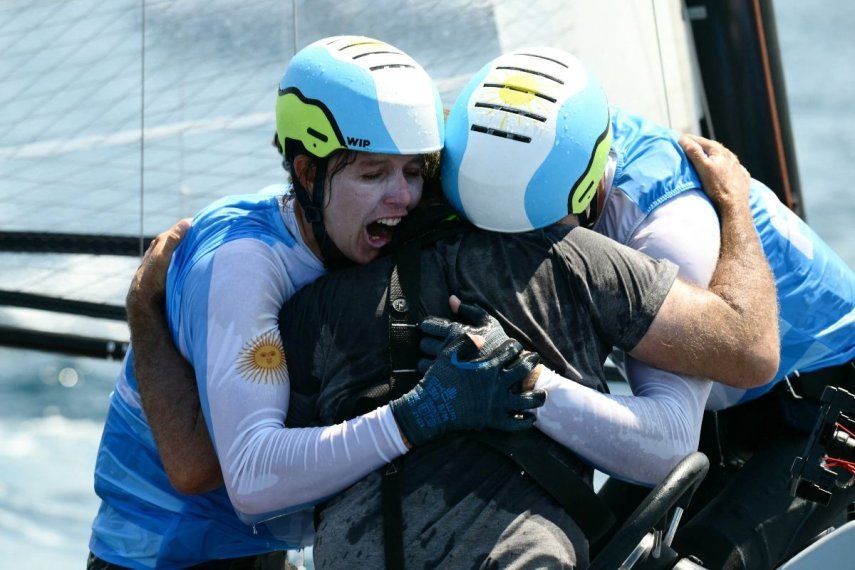 Los medallistas olímpicos de Argentina, Mateo Majdalani y Eugenia Bosco, celebran tras la culminación de la carrera por la presea, el 8 de agosto de 2024.