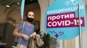 Una mujer sale de un centro de vacunación después de recibir una inyección de la vacuna rusa Sputnik V en una tienda adyacente a la Plaza Roja de Moscú, el jueves 1 de julio de 2021. Una mujer sale de un centro de vacunación después de recibir una inyección de la vacuna rusa Sputnik V en una tienda adyacente a la Plaza Roja de Moscú, el jueves 1 de julio de 2021.