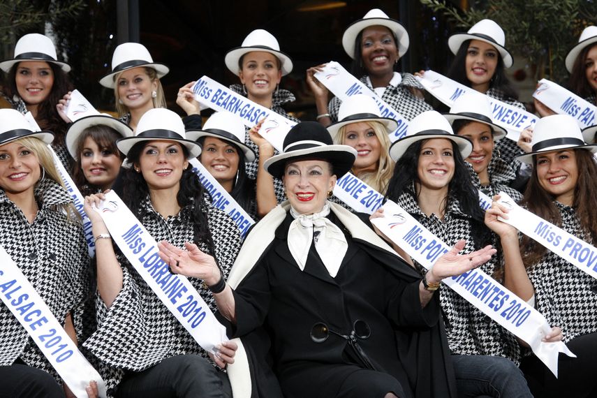 Genevieve de Fontenay, directora del comité nacional Genevieve de Fontenay, posa con las candidatas oficiales del concurso de belleza Miss Nacional 2011 el 2 de diciembre de 2010 en París.