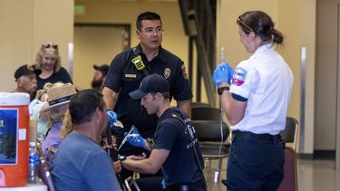 Bomberos y paramédicos atienden a personas afectadas por el calor durante un espectáculo aéreo el sábado 17 de agosto de 2024 en Colorado Springs, Colorado.&nbsp;