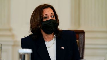 La vicepresidenta Kamala Harris durante una reunión con el presidente Joe Biden, el secretario de Salud y Servicios Humanos, Xavier Becerra, y el secretario de Seguridad Nacional, Alejandro Mayorkas, el miércoles 24 de marzo de 2021 en la Casa Blanca, Washington.