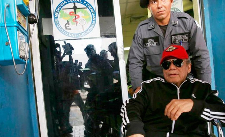 Noriega asiste a audiencia en un tribunal.