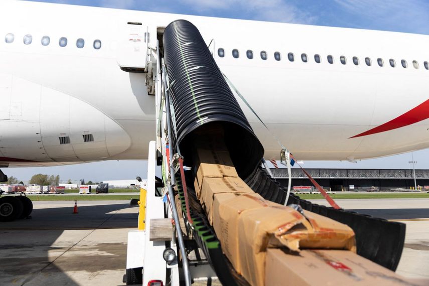 Descarga de un avión en el aeropuerto de Columbus, Ohio.