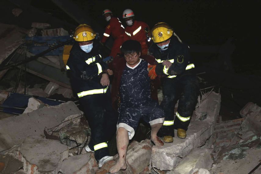Rescatistas&nbsp;de China ayudan a un hombre a salir de los escombros de un hotel derruido en la ciudad de Quanzhou e l s&aacute;bado 7 de marzo de 2020.&nbsp;