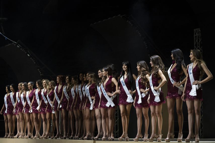 Candidatas de 23 estados venezolanos y una representante del distrito capital aspirante al título de Miss Venezuela posan durante un ensayo en el Poliedro de Caracas