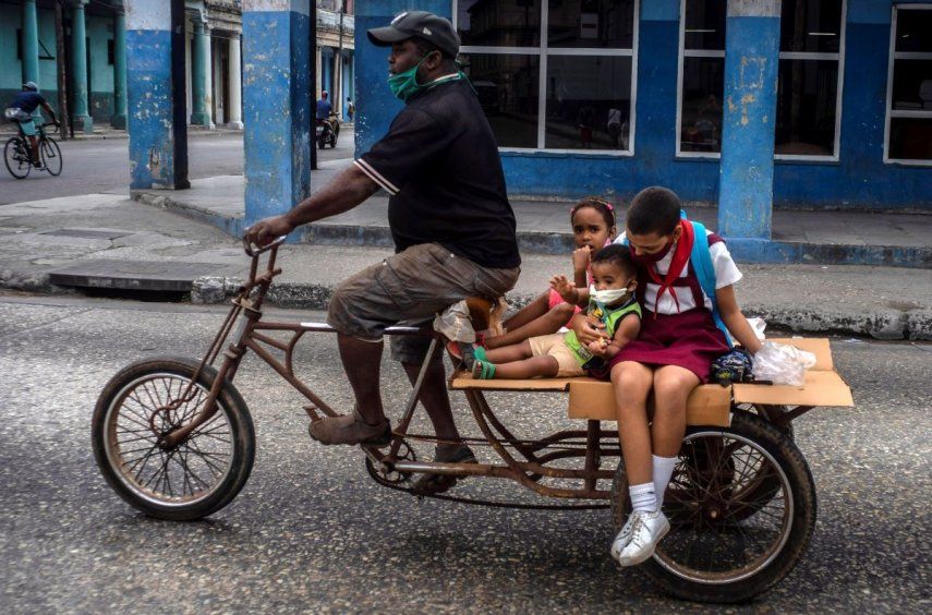 Un hombre transporta a niños en su triciclo en La Habana, Cuba. Archivo.&nbsp;