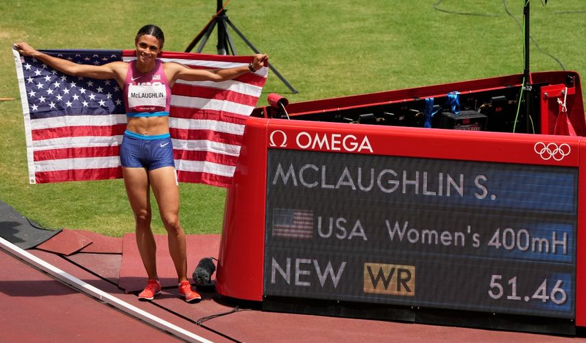 La estadounidense Sydney Mclaughlin celebra después de ganar la medalla de oro e imponer récord mundial en la final de los 400 metros con vallas en Tokio 2020