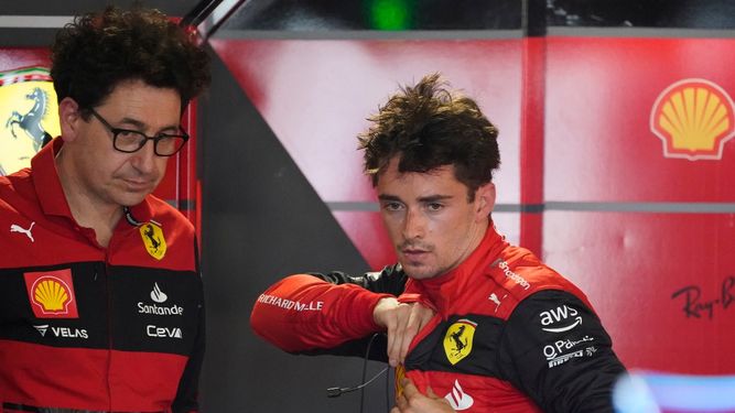 Charles Leclerc de Ferrari habla con el director de la escudería Mattia Binotto, durante los primeros ensayos en el GP de Miami en la Fórmula 1